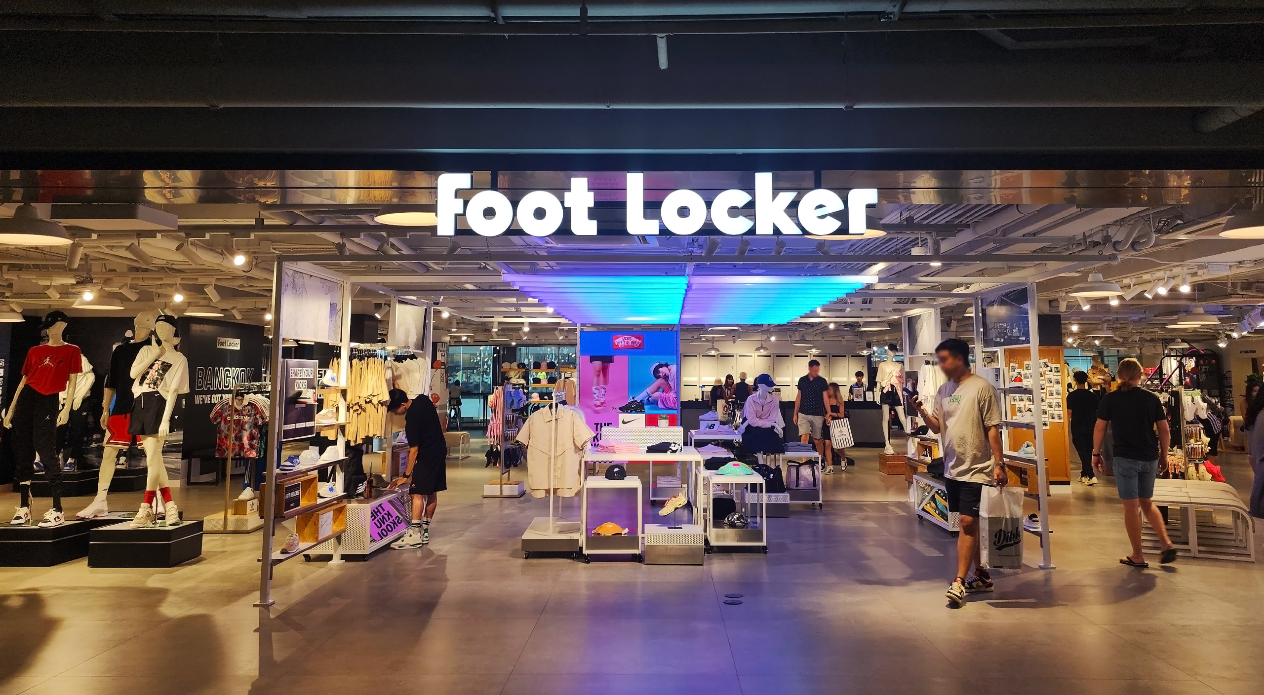 นี่มันคลังแสงของคนรักสนีกเกอร์! พาชม Foot Locker Thailand ร้านสปอร์ตแบรนด์ชื่อดังจากสหรัฐฯ เปิดสาขาแรกในไทยแล้ว ที่ Siam Center